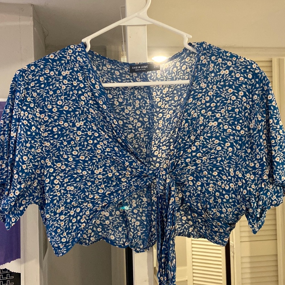 2XL blue and white floral print tie front top